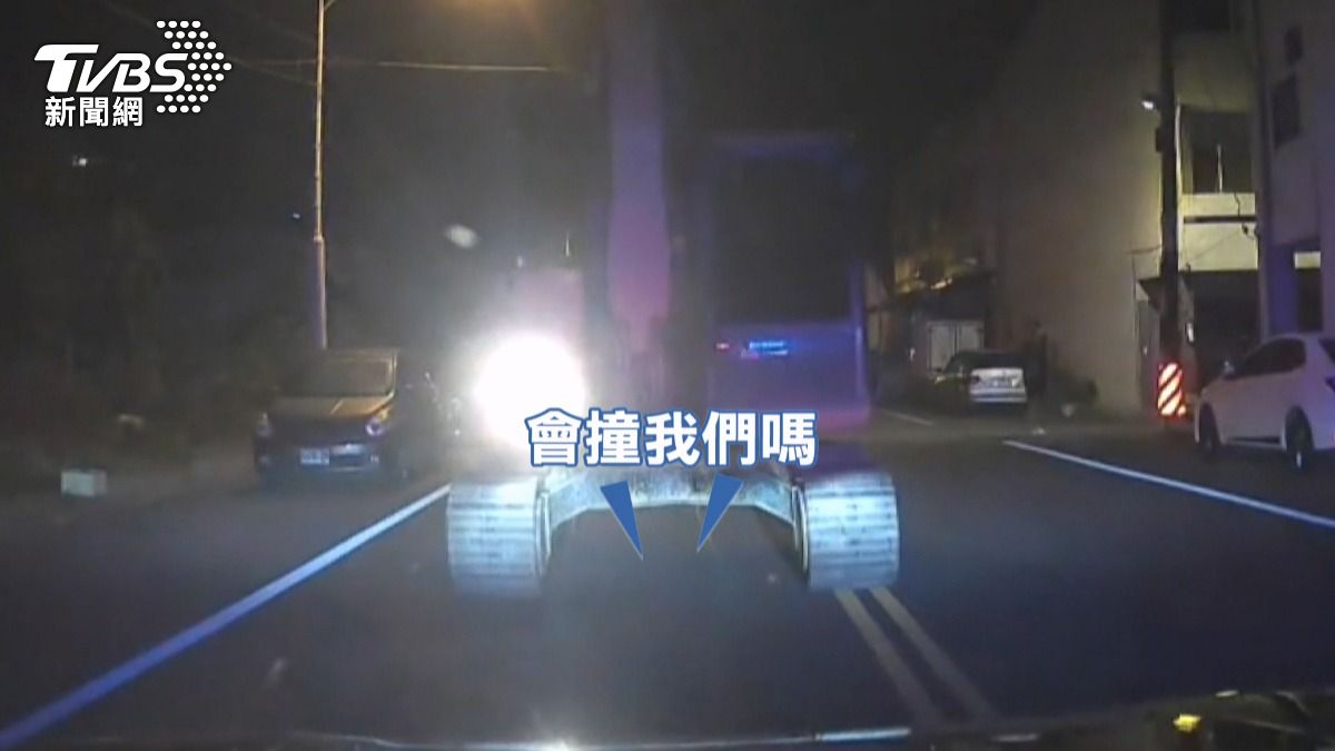 慣竊深夜偷怪手 舉鏟斗嗆警。(圖/TVBS)