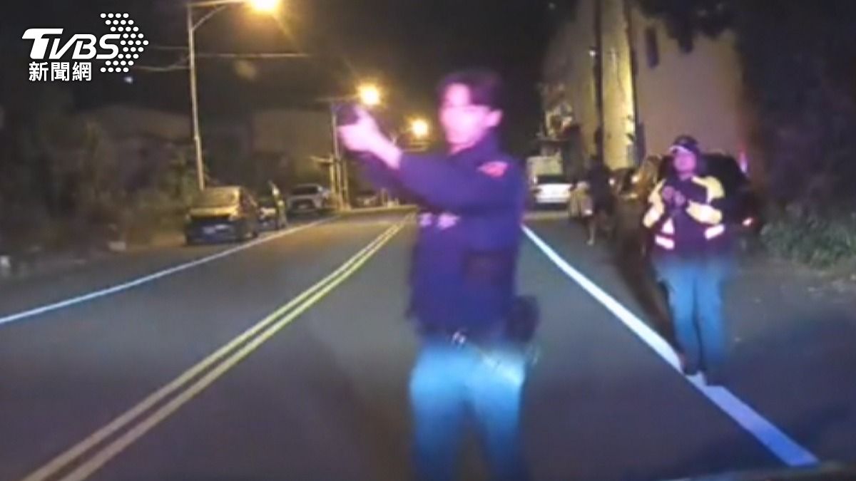 員警掏槍喝止並使用辣椒水試圖制止嫌犯。(圖/TVBS)