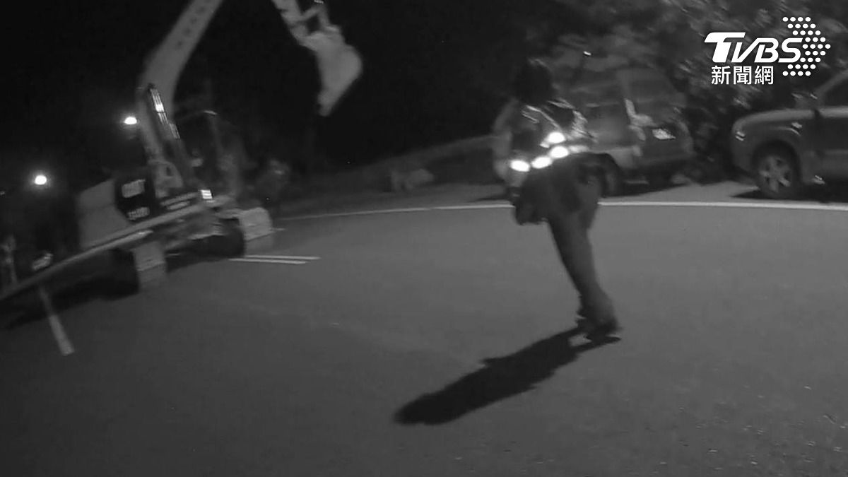 林男持鏟斗攻擊警方。(圖/TVBS)