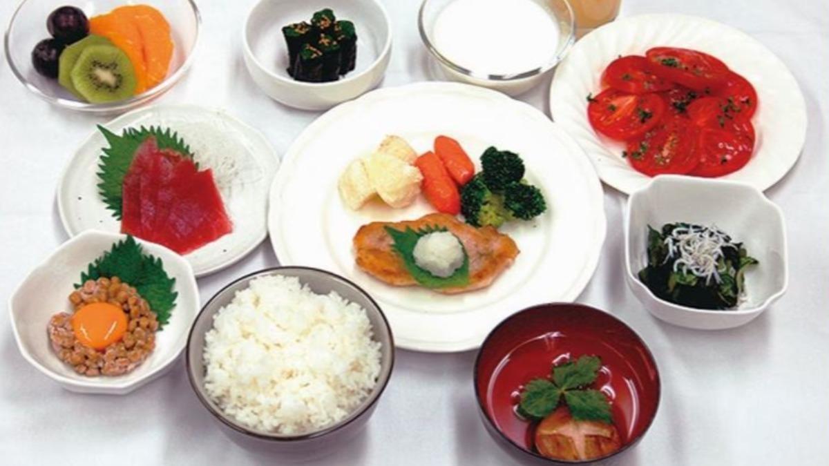DERME食訓計畫建議的餐點，強調對維生素、礦物質的攝取。(圖／翻攝DERME KOKEN)