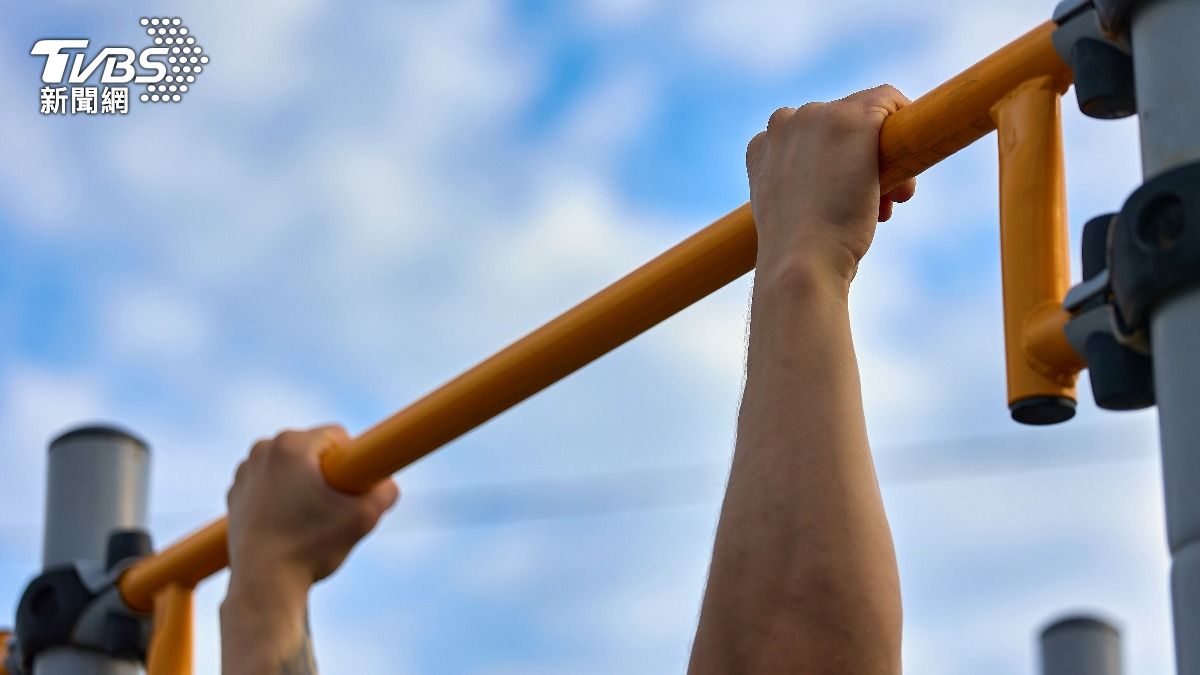 台中男潮洋公園拉單槓「摔撞水泥磚」　輕度癱瘓獲國賠162萬