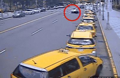 有片／板橋車站前追撞！多元計程車迴轉遭公車猛撞　嚇人瞬間曝