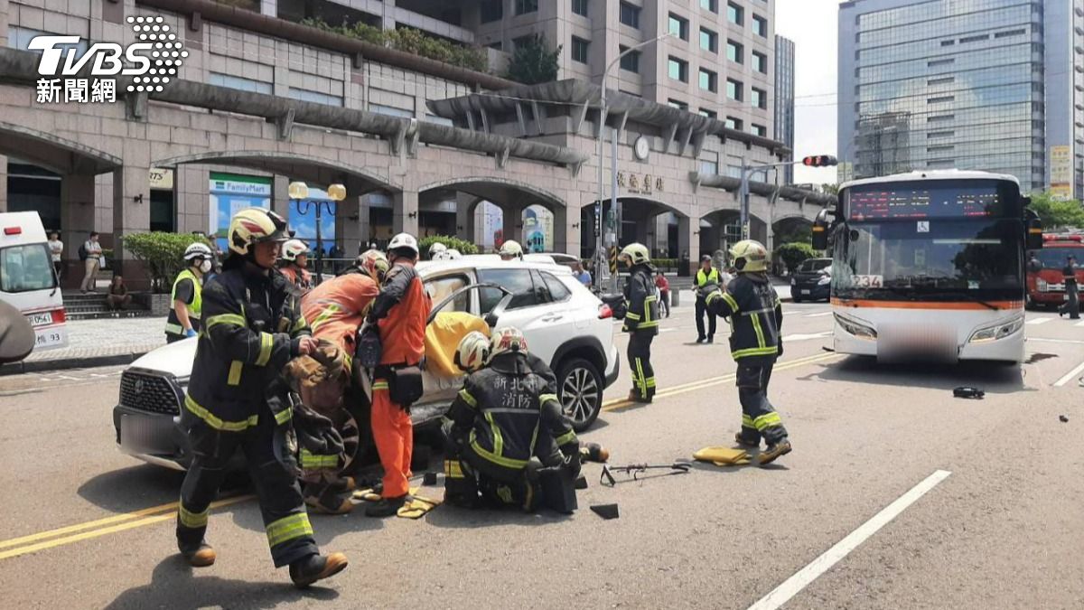 多元計程車迴轉遭追撞。(圖/TVBS)