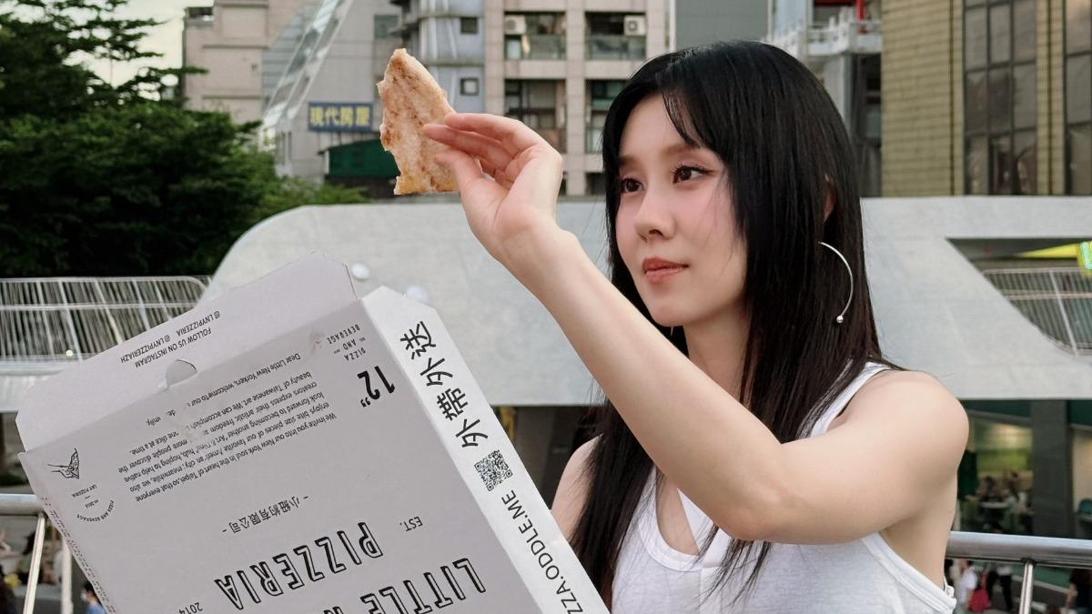 不在乎旁人眼光!白安路邊野餐全被拍 宣布11月好消息