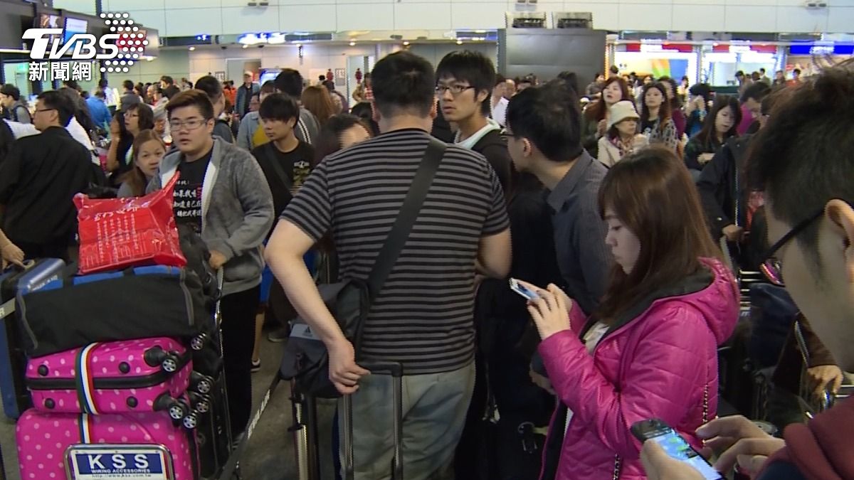 國人桃園機場出國一景(圖/TVBS)