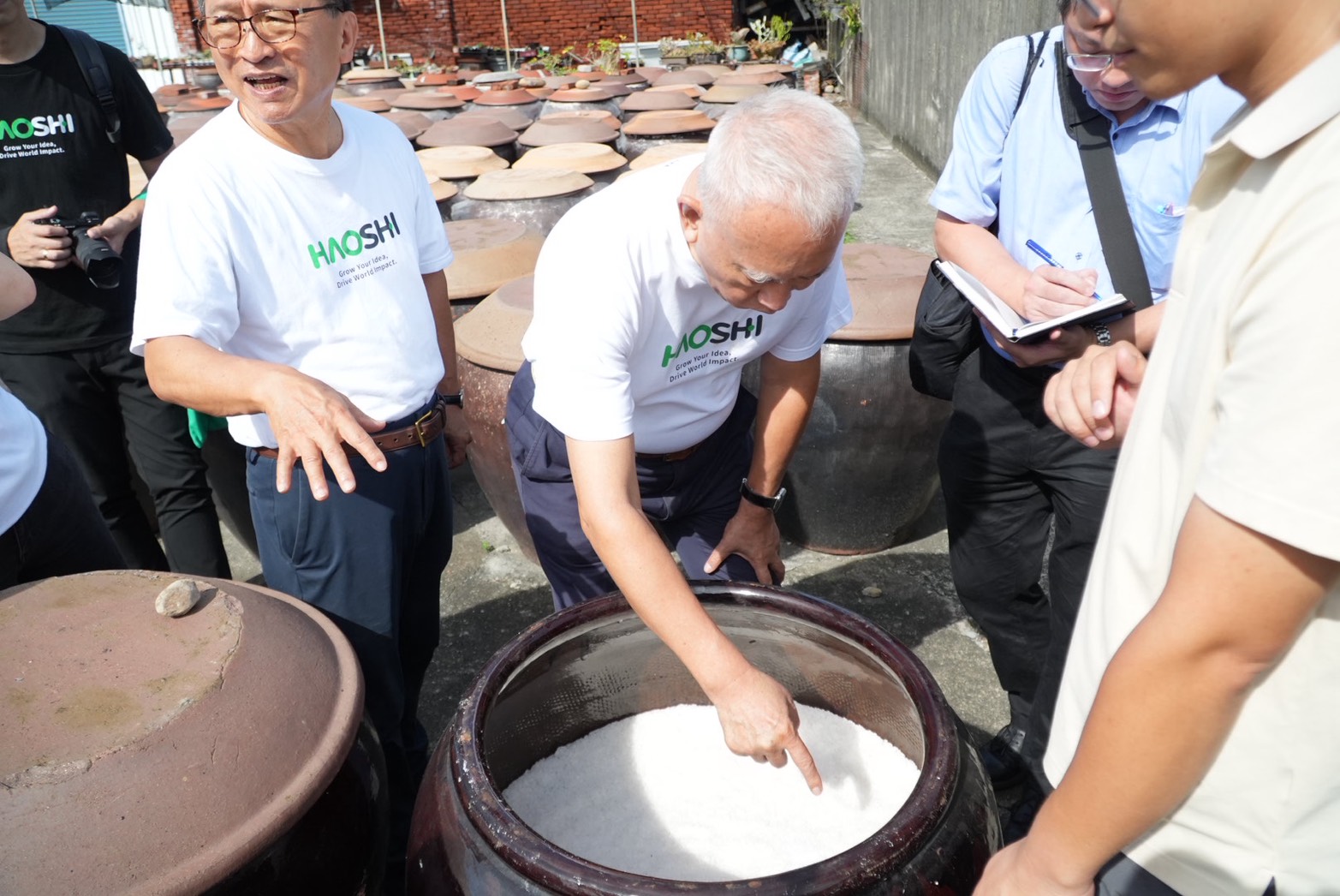 頂新和德基金捐助人代表魏應充走訪彰化百年醬油廠「新和春醬油」（圖/好食好事基金會提供）