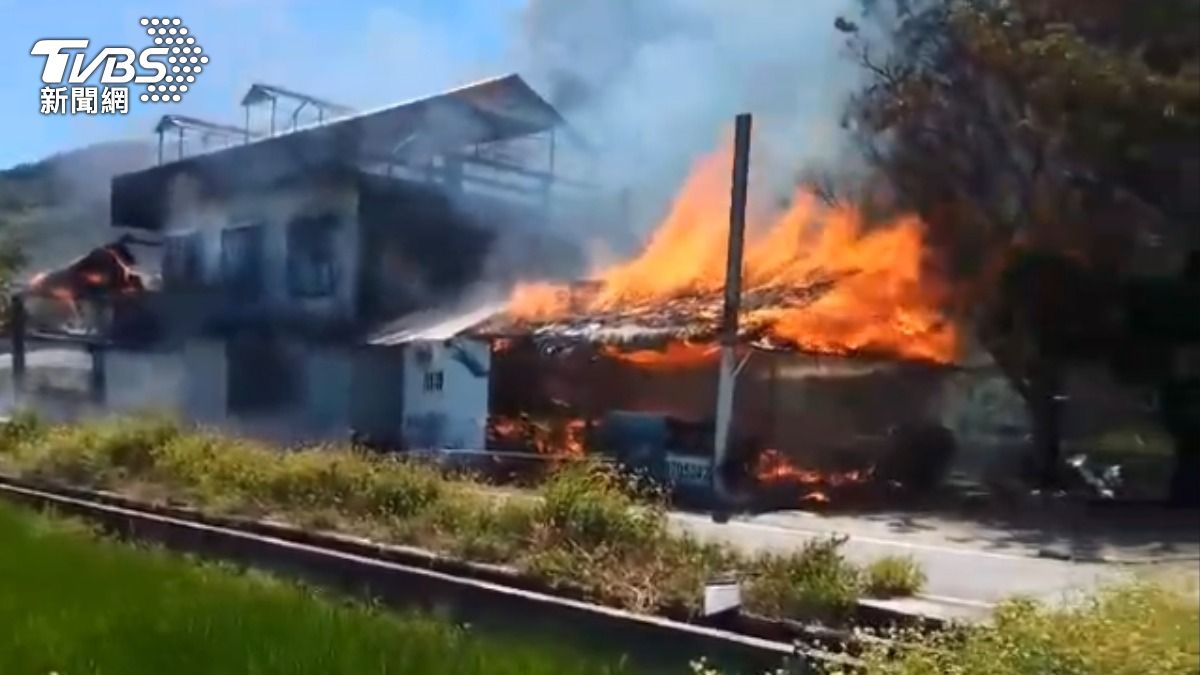 光復鄉一處住宅起猛烈火勢。（圖／TVBS）