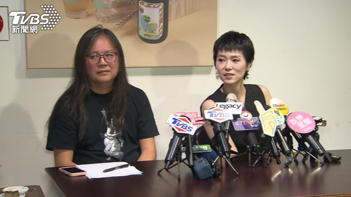 曹雅雯透露目前仍有收到狂粉的訊息，就連演唱會主辦方也被盯上。（圖／TVBS）