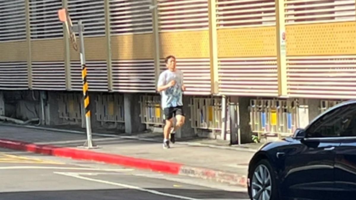 運動部長李洋一早就繞著運動部周遭跑步30分鐘。（圖／運動部官方threads）
