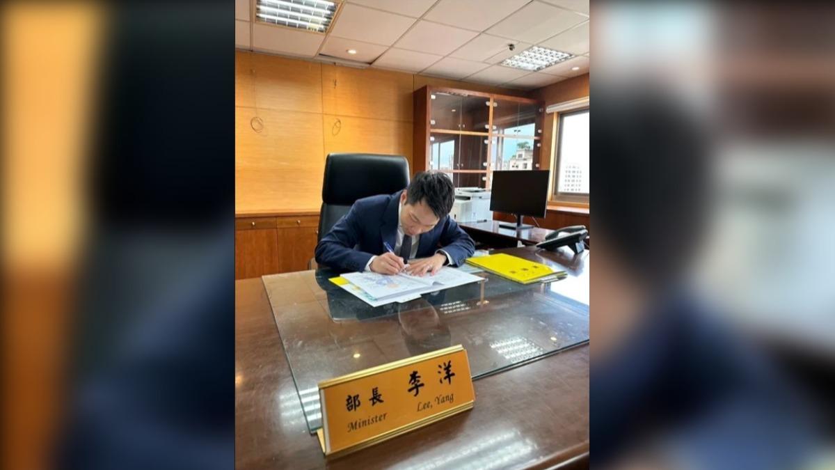 李洋上任後簽署第一份文件，是人事相關的公文。（圖／運動部官方threads）