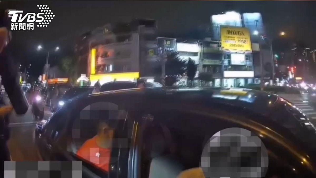  朋友車燈故障露餡！通緝男3年逃亡夢碎　雙手發抖秒被識破。(圖／TVBS)