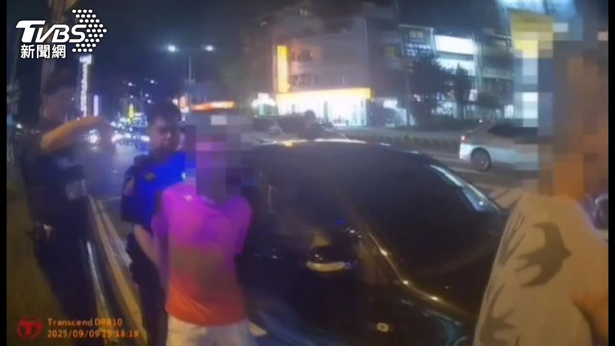  朋友車燈故障露餡！通緝男3年逃亡夢碎　雙手發抖秒被識破。(圖／TVBS)
