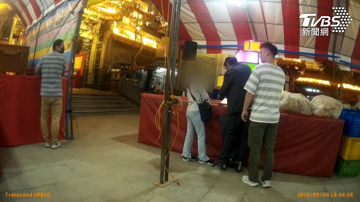 鎮瀾宮媽祖面前行騙!婦遭詐340萬 車手面交被壓制供桌上。(圖/TVBS)