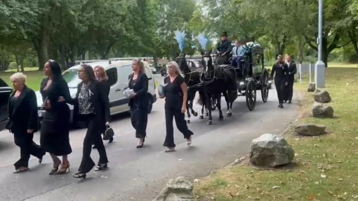 大衛的葬禮隊伍。(圖/截自FB@Rose Funerals Memorials)
