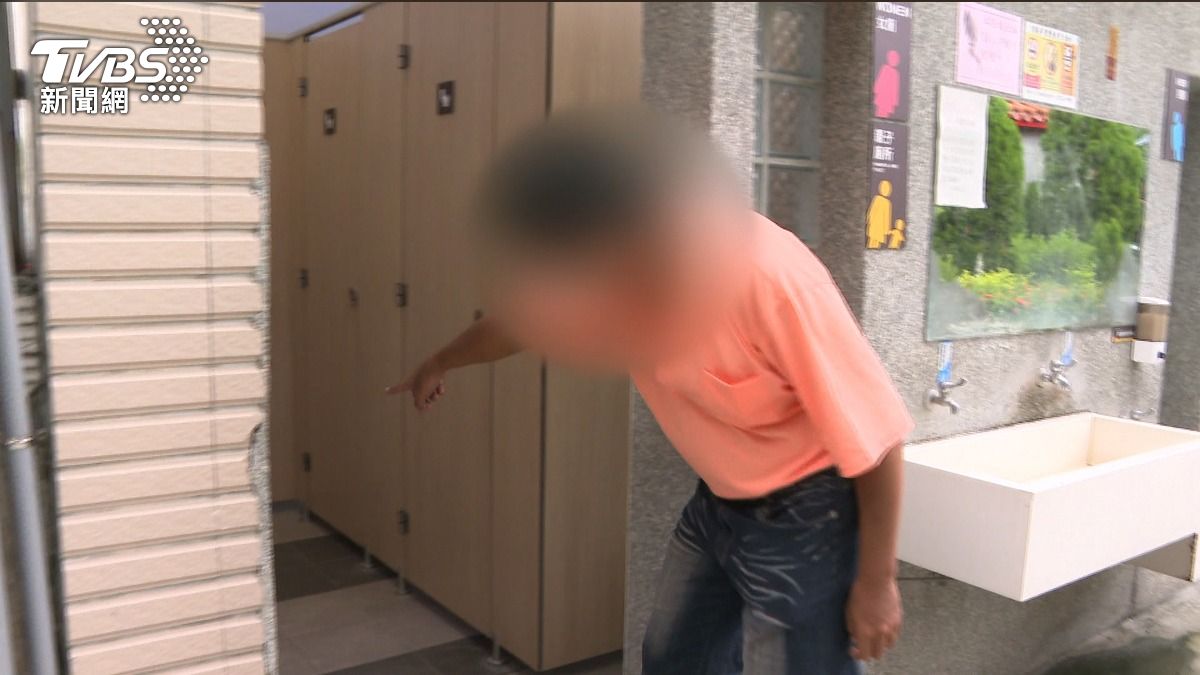 門縫驚見「眼睛頭髮」　女童廁所遭30歲男偷看。(圖／TVBS)