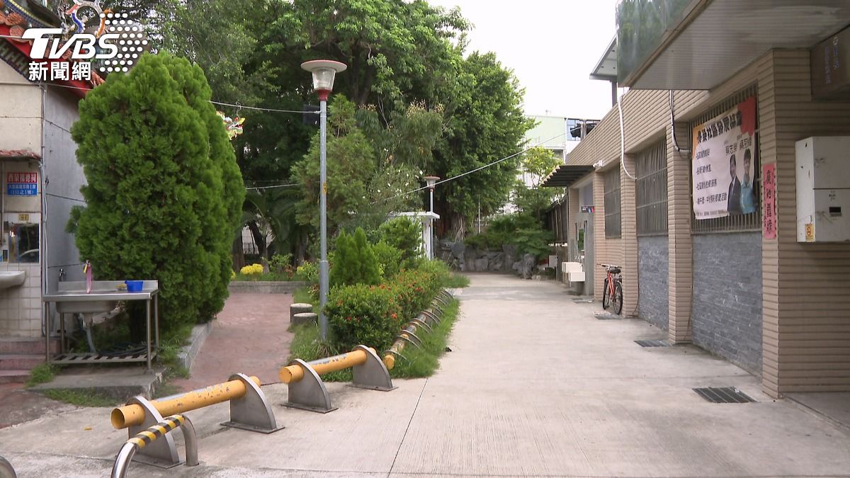公園廁所「眼睛在門縫看」！11歲女童嚇逃　男子竟緊追尋獵物。(圖／TVBS)