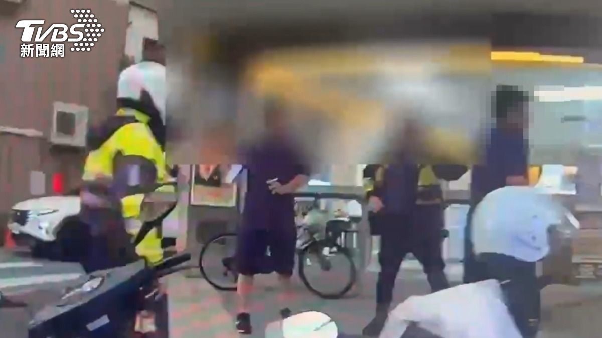 警方獲報有兩名男子在街頭持刀互砍。(圖/TVBS)