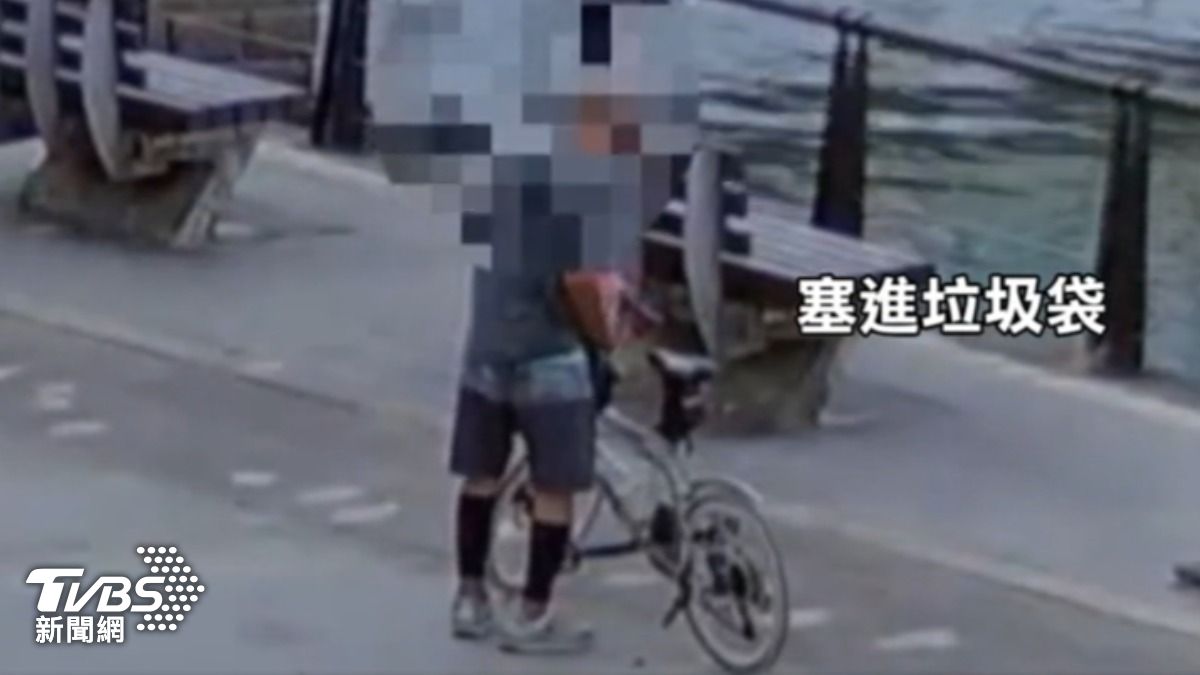 淡水嫌犯把小花貓,強行塞進垃圾袋裡,手法殘忍。(圖/TVBS)