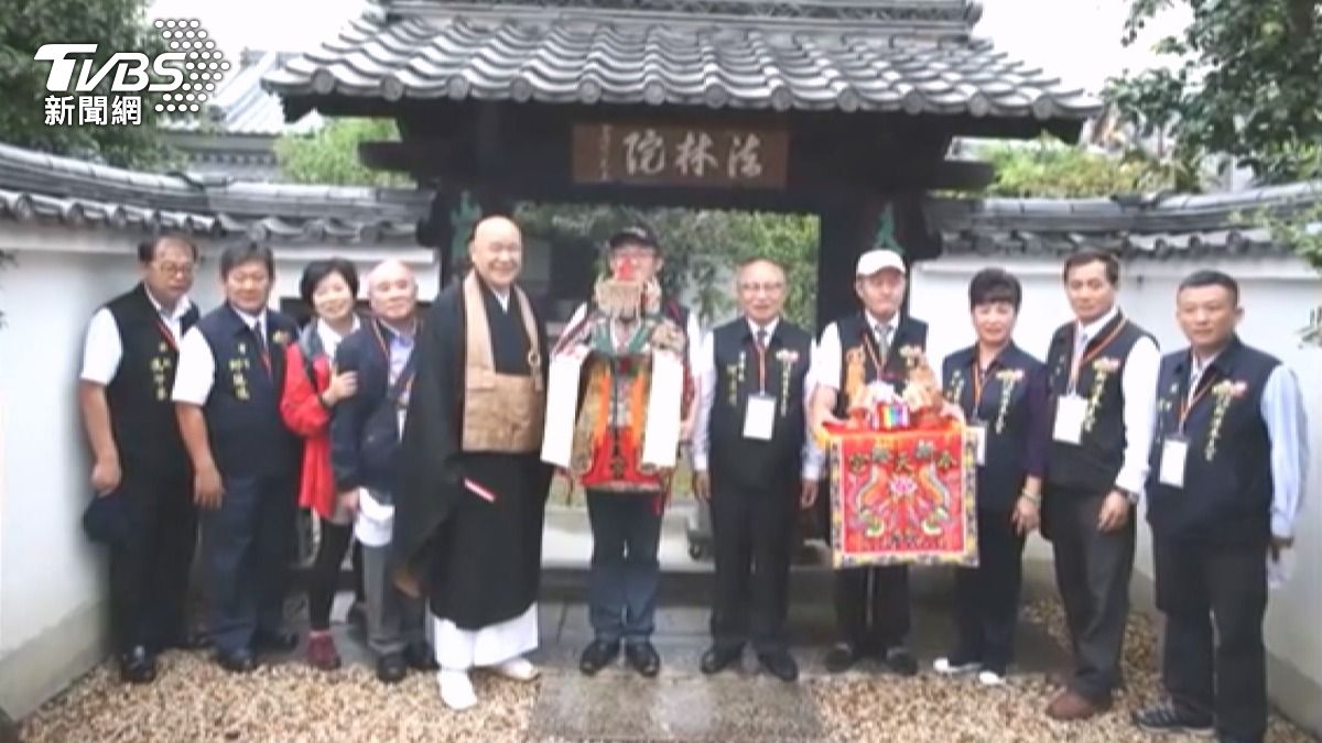 新港奉天宮每年舉辦多項國內外交流活動,包括前往日本京都參訪,期間廟方人員穿著奉天宮背心(圖/TVBS)