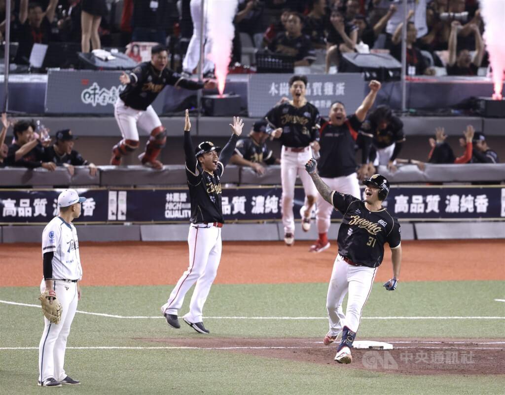 林智勝日前於台北大巨蛋引退賽中完成生涯305轟。(圖/中央社提供)