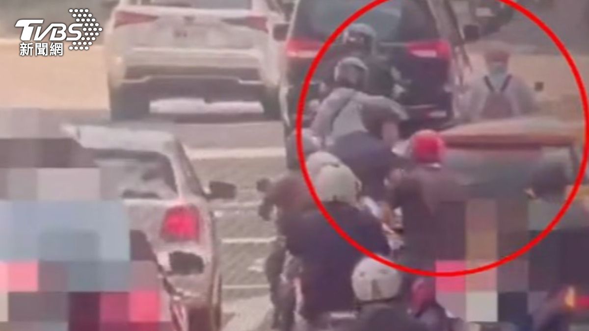 控計程車未禮讓直行機車,騎士攔車理論爆衝突。(圖/TVBS)