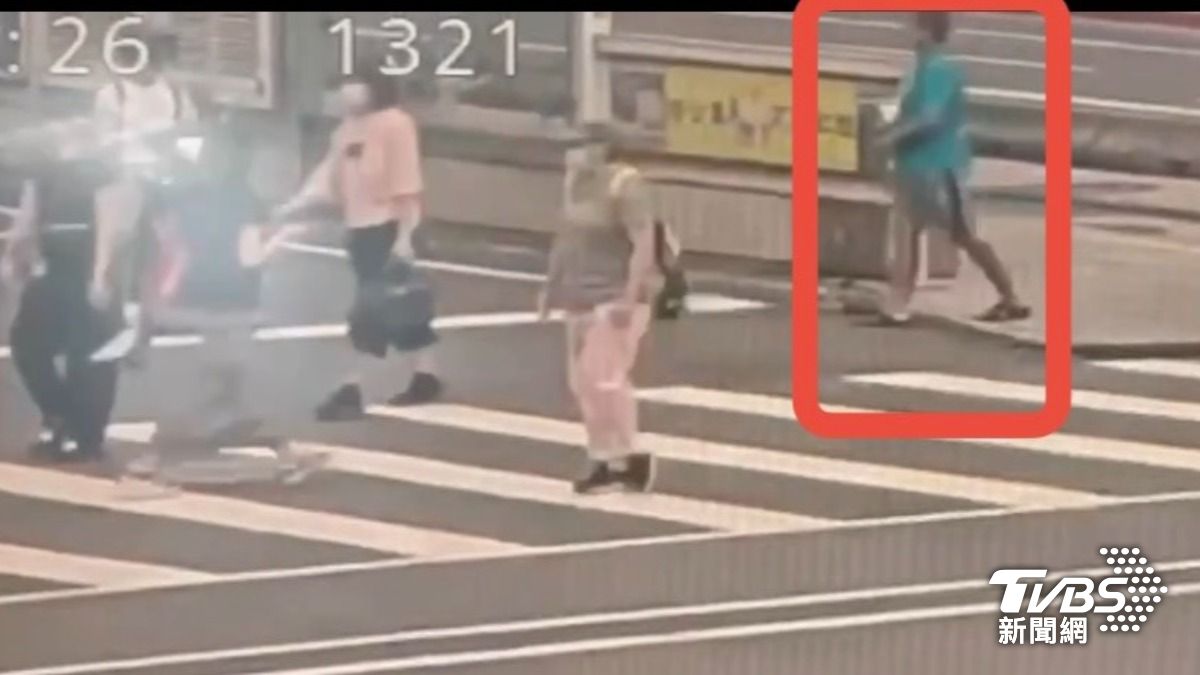攔機車借錢,連環騷擾遭警制止。(圖/TVBS)