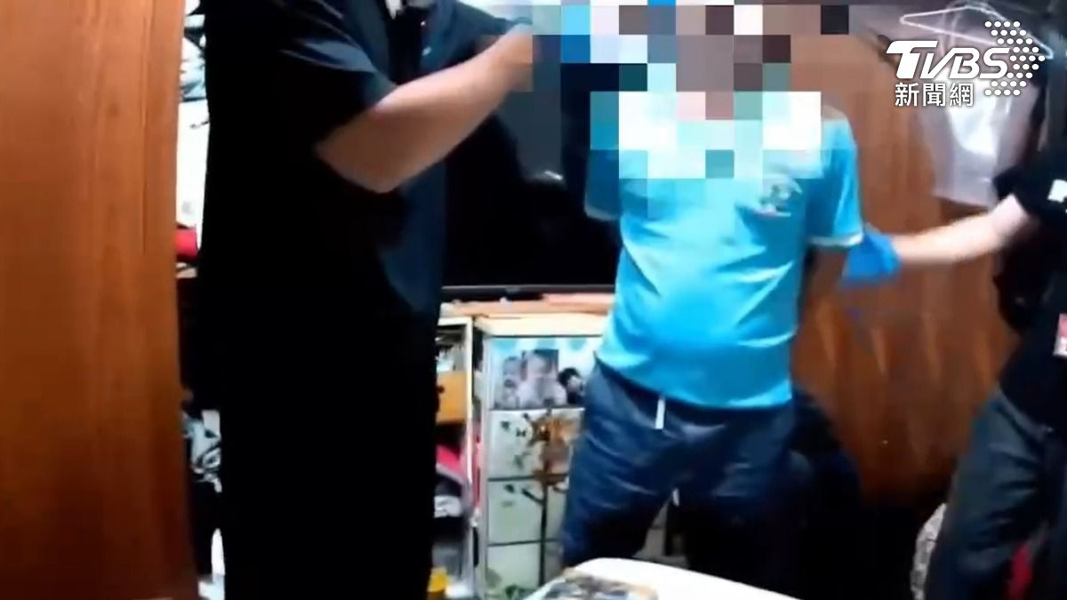 家暴男被逮捕時撞牆自傷，最後被員警壓制。（圖／TVBS）