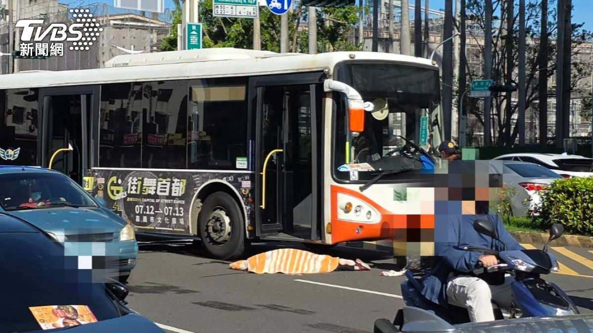 快訊/上學尖峰死亡車禍!嘉義公車右轉猛撞腳踏車 婦人慘死輪下