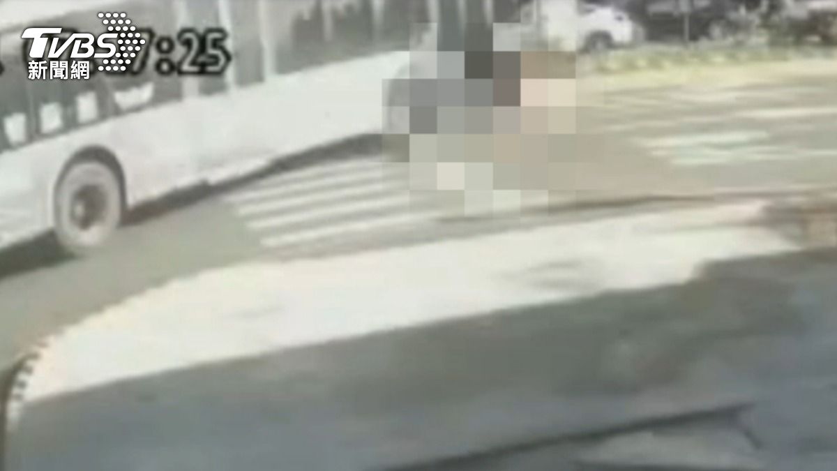 婦人被壓在公車右前方當場死亡。(圖/TVBS)