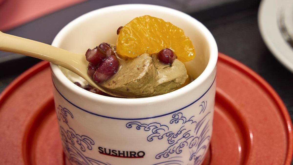 壽司郎攜手《厭世甜點店》推「蒸的厭世焙茶布丁」。(圖/業者提供)