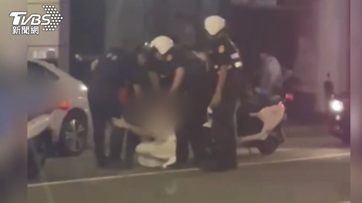 酒吧歡聚變「醉」鬧!2友人起爭執險鬥毆,警方出動快打部隊化解糾紛。(圖/TVBS)