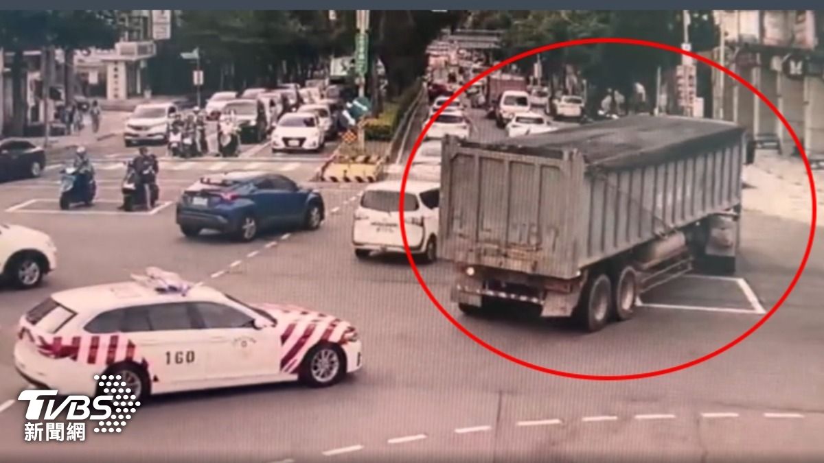 聯結車攔查不停一路竄逃,紅斑馬追到平面道路。(圖/TVBS)