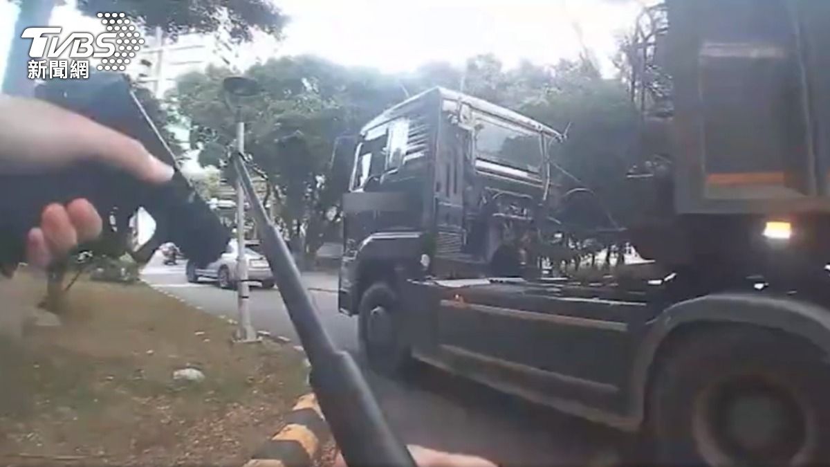 聯結車拒檢逃逸，員警拔槍喝斥。（圖／TVBS）