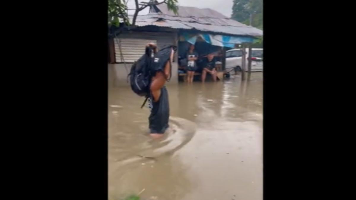 峇里島大暴雨水淹過半個人,交通癱瘓釀多名台灣旅客被迫滯留。(圖/翻攝藍波老師fb)