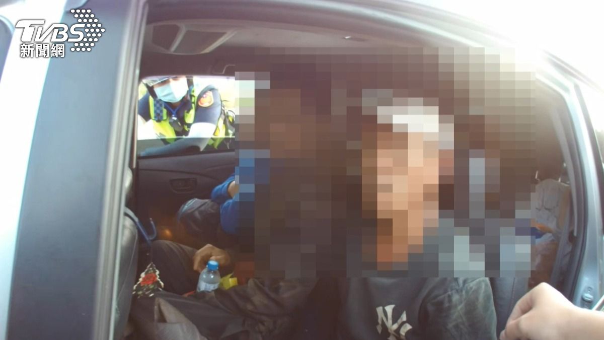台中市北屯區8月27日清晨逮捕8名黑工，其中駕駛還是無照通緝犯。（圖／TVBS）