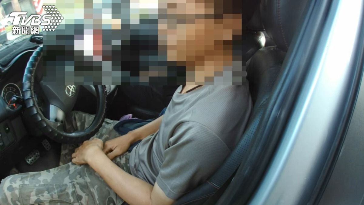 何男實際上沒有駕照仍開車,更是桃園地檢署發布涉嫌妨害自由的通緝犯。(圖/TVBS)
