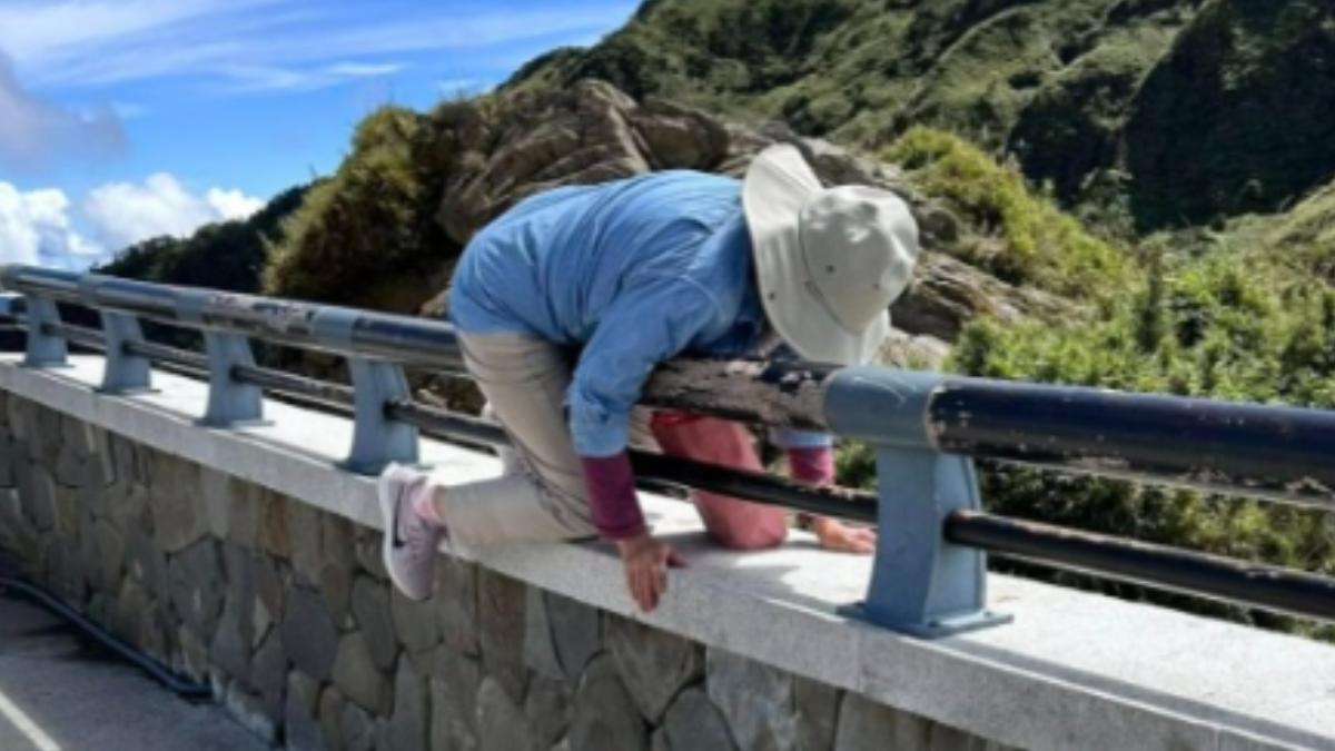 婦人隨意翻越圍欄被一旁民眾拍下。（圖／翻攝爆料公社）