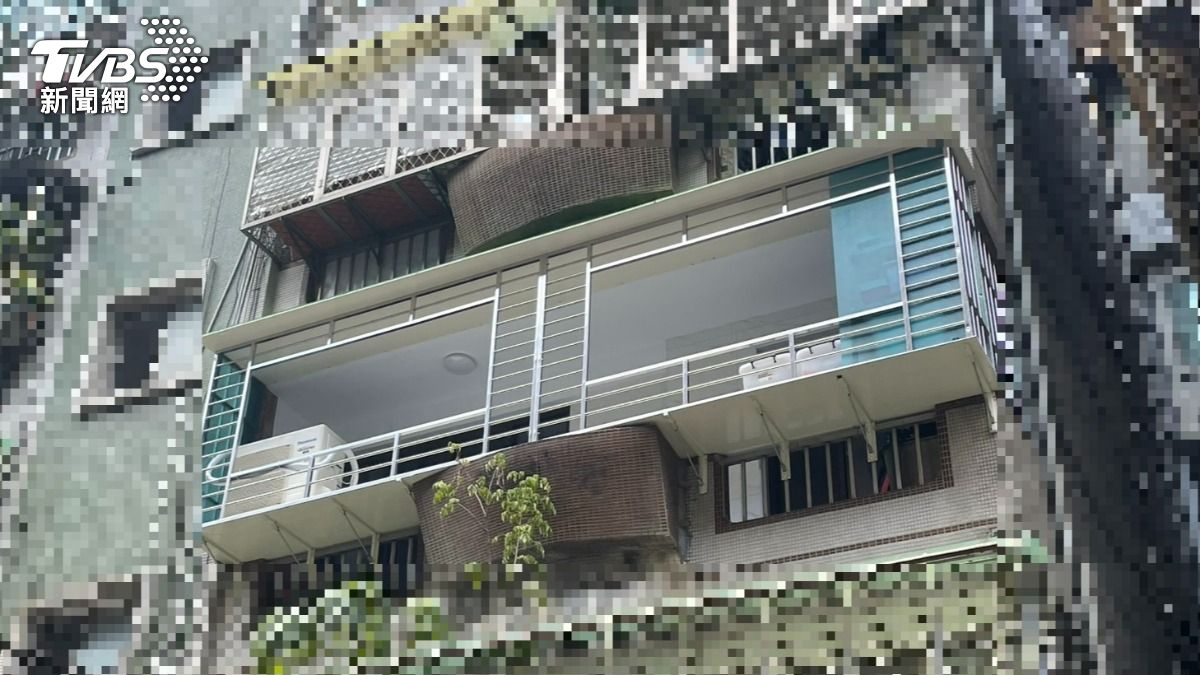 案發至今已3年,民宅已全面翻新,疑似已經有人入住。(圖/TVBS)