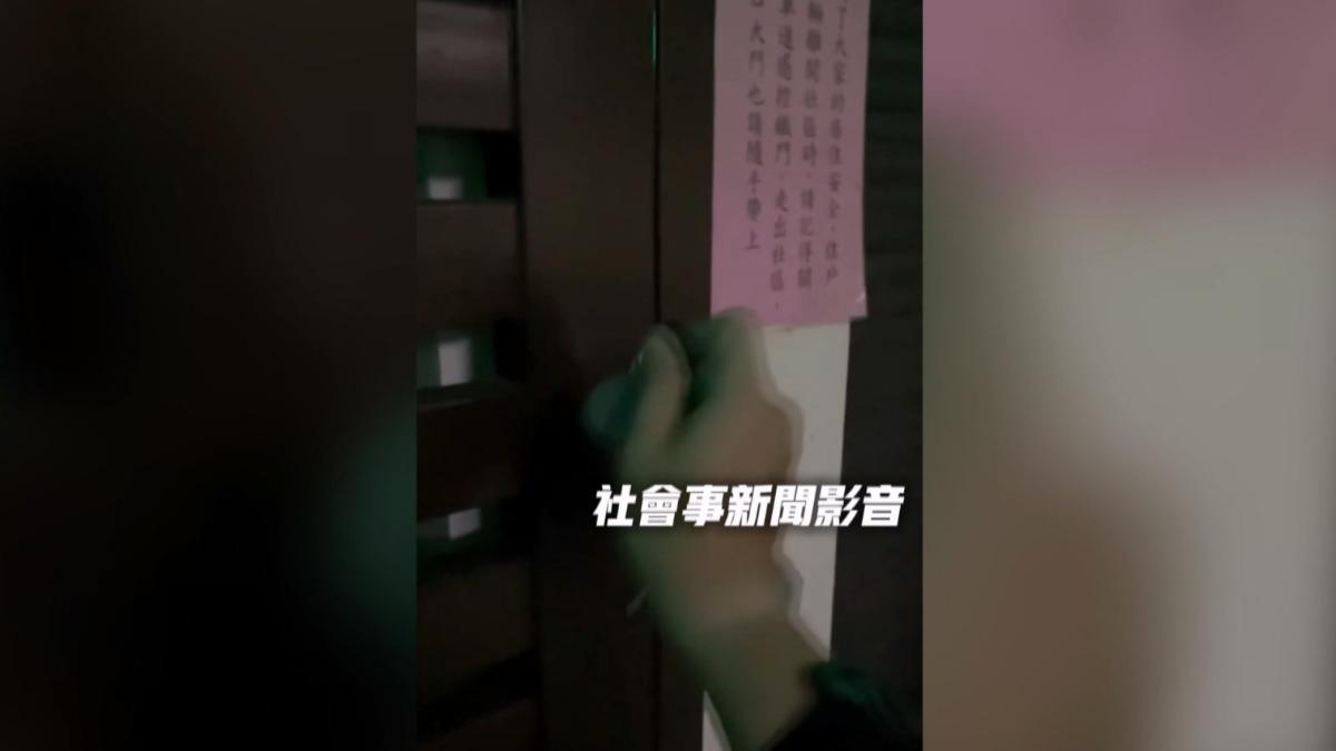 敲打鐵門,希望能有住戶聽見。(圖/社會事新聞影音)