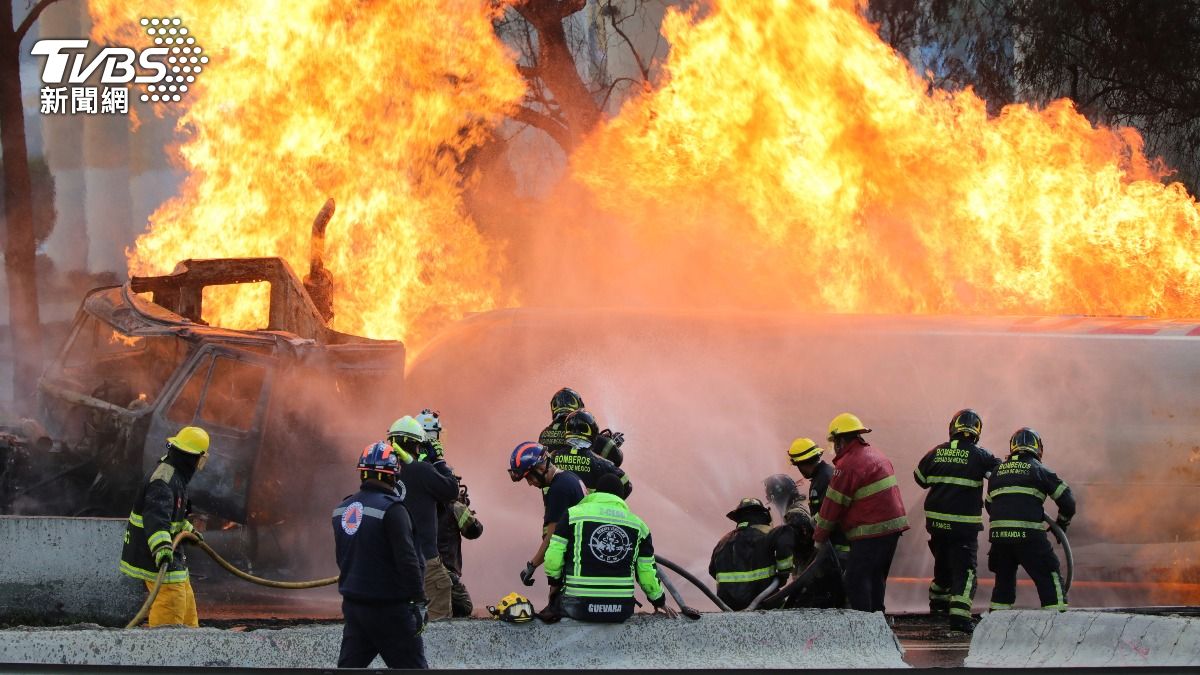 墨西哥一輛瓦斯槽車10日在市區爆炸，消防人員拿著水柱與翻覆燃燒的車搏鬥設法滅火。（圖／達志影像美聯社）
