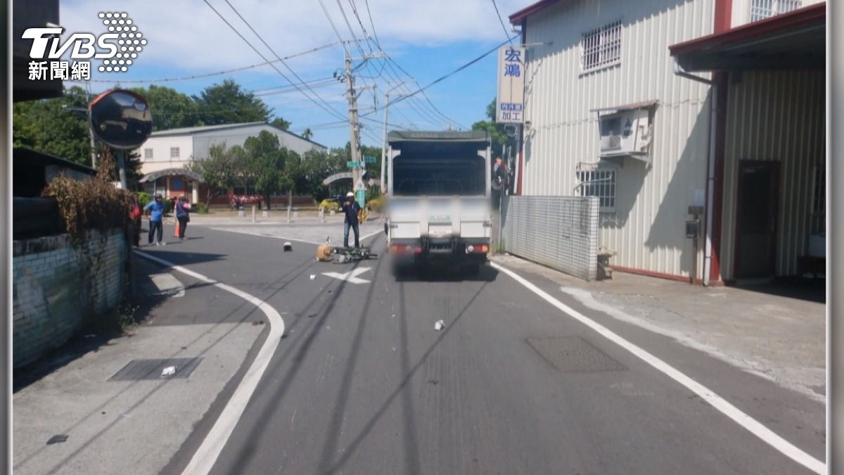 助念卻成亡魂!80歲阿嬤騎電輔車「雙向對撞」慘死Y字路口。(圖/TVBS)