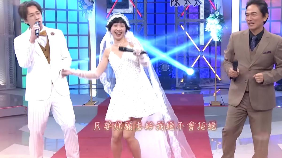陳漢典牽著Lulu。(圖/翻攝自綜藝大熱門YT)