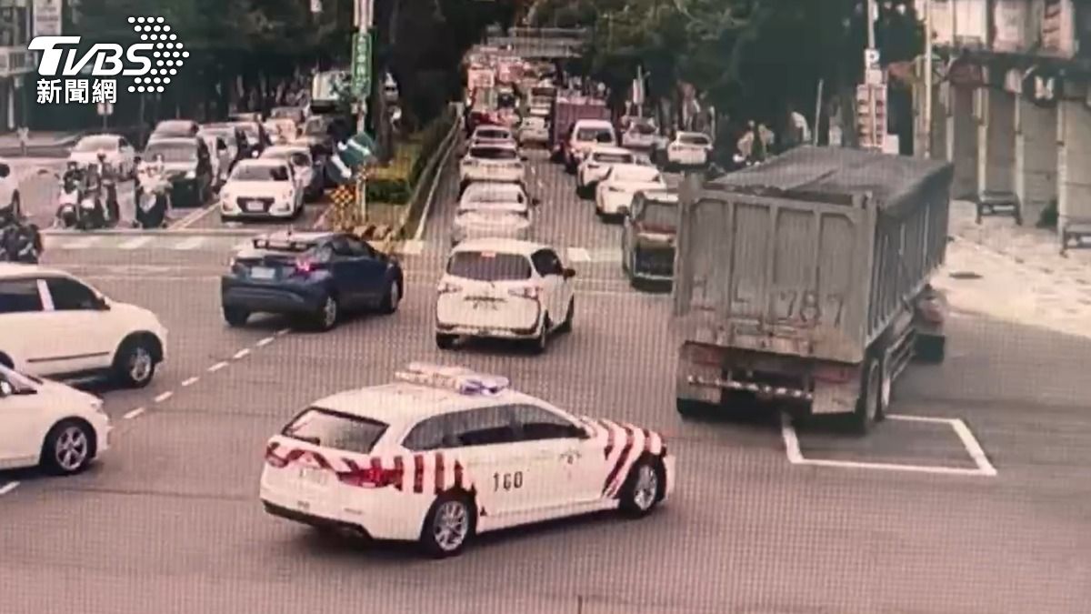國道「紅斑馬」一路追下交流道,緊跟違規的聯結車不放。(圖/TVBS)