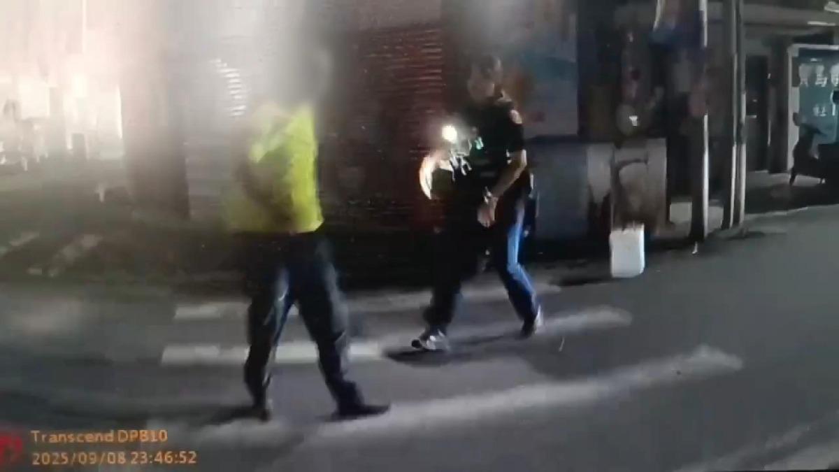 苗栗無牌車騎士遭攔查,竟拳打員警逼退,下場慘了「妨害公務罪」。(圖/翻攝自苑裡串起來)