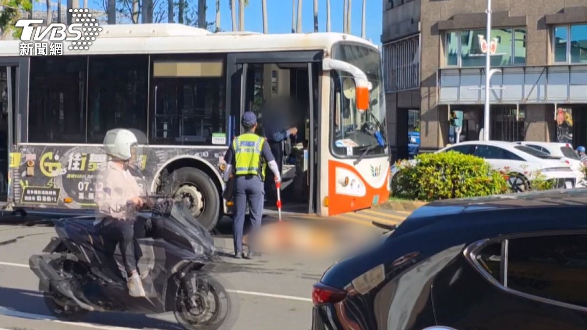 嘉義一輛左轉的公車,阿嬤被撞倒,不幸命喪輪下。(圖/TVBS)