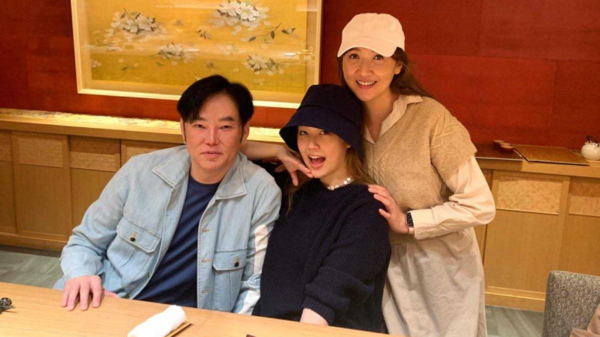 安吉和爸爸陽帆、媽媽Julie。(圖/翻攝Julie臉書)