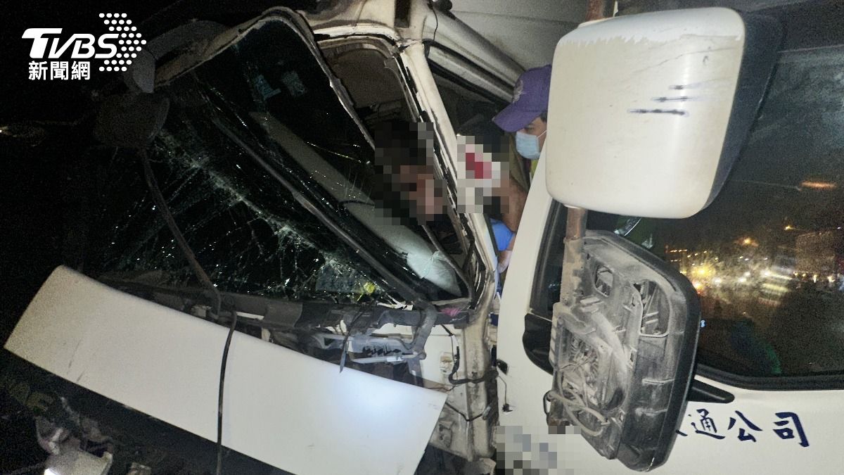 國1平鎮路段死亡車禍!大貨車猛撞聯結車 駕駛傷重不治