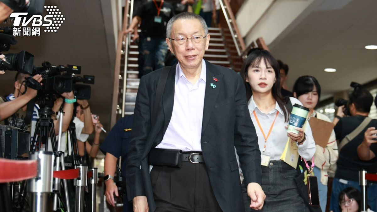 前民眾黨主席柯文哲休庭離去。（圖／華子琛攝）