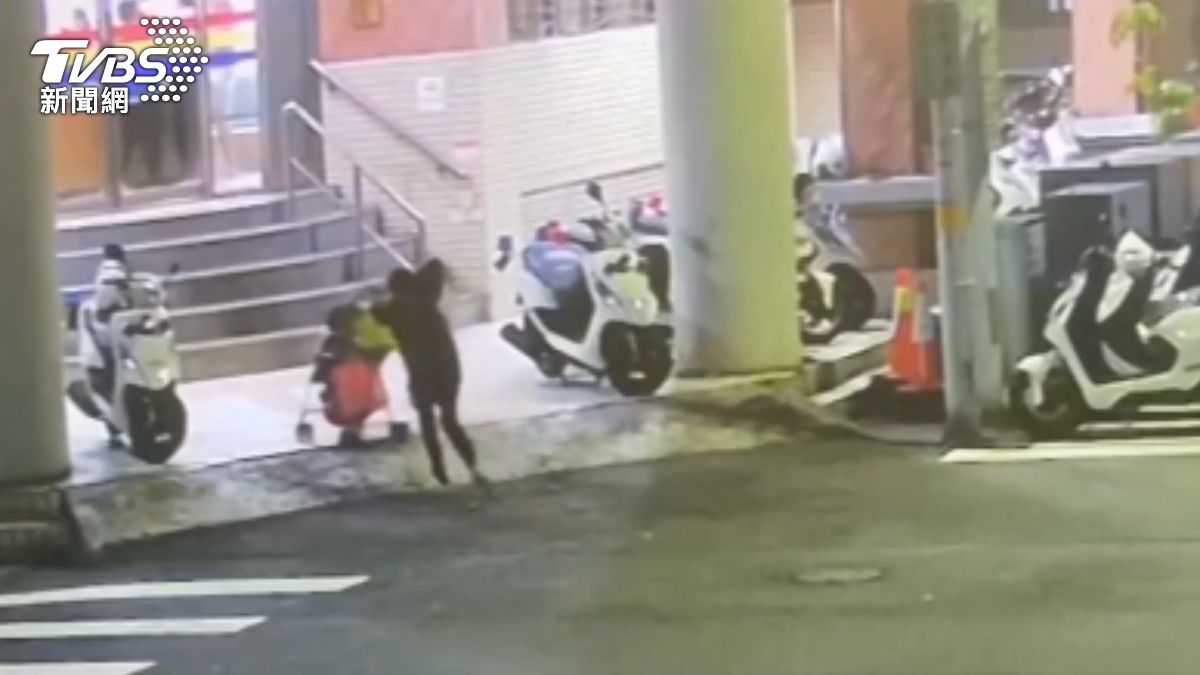 一家三口呆坐在警局門口。（圖／TVBS）