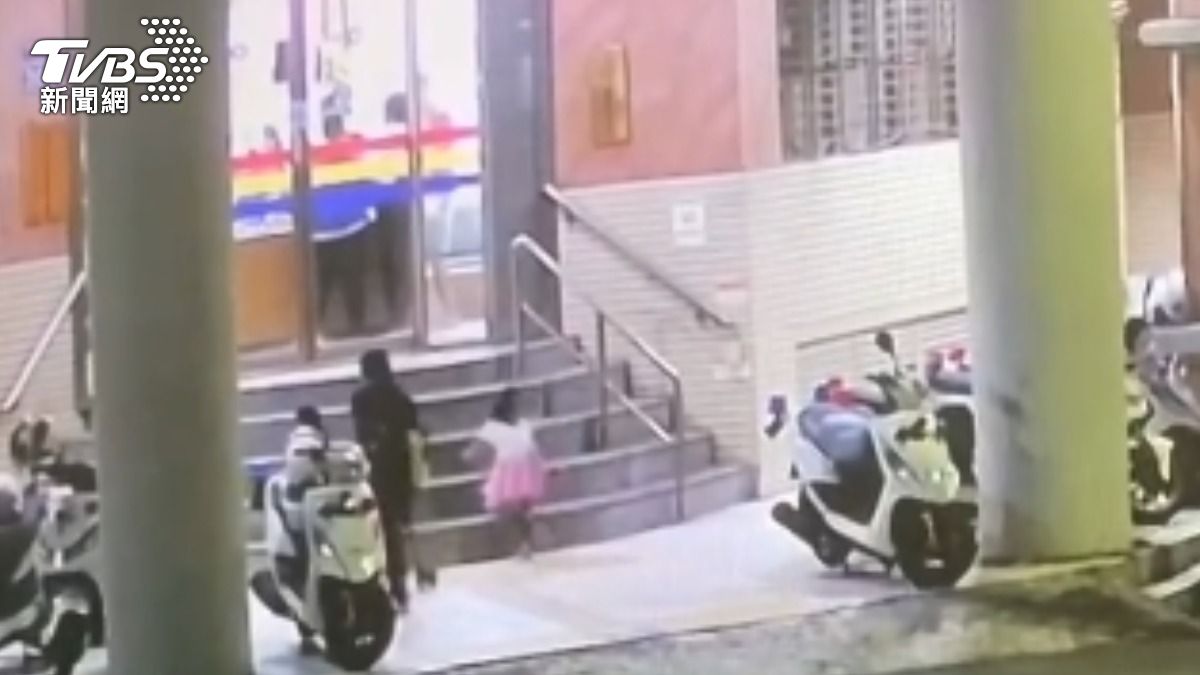 一家三口無錢搭計程車，打算徒步返家。（圖／TVBS）